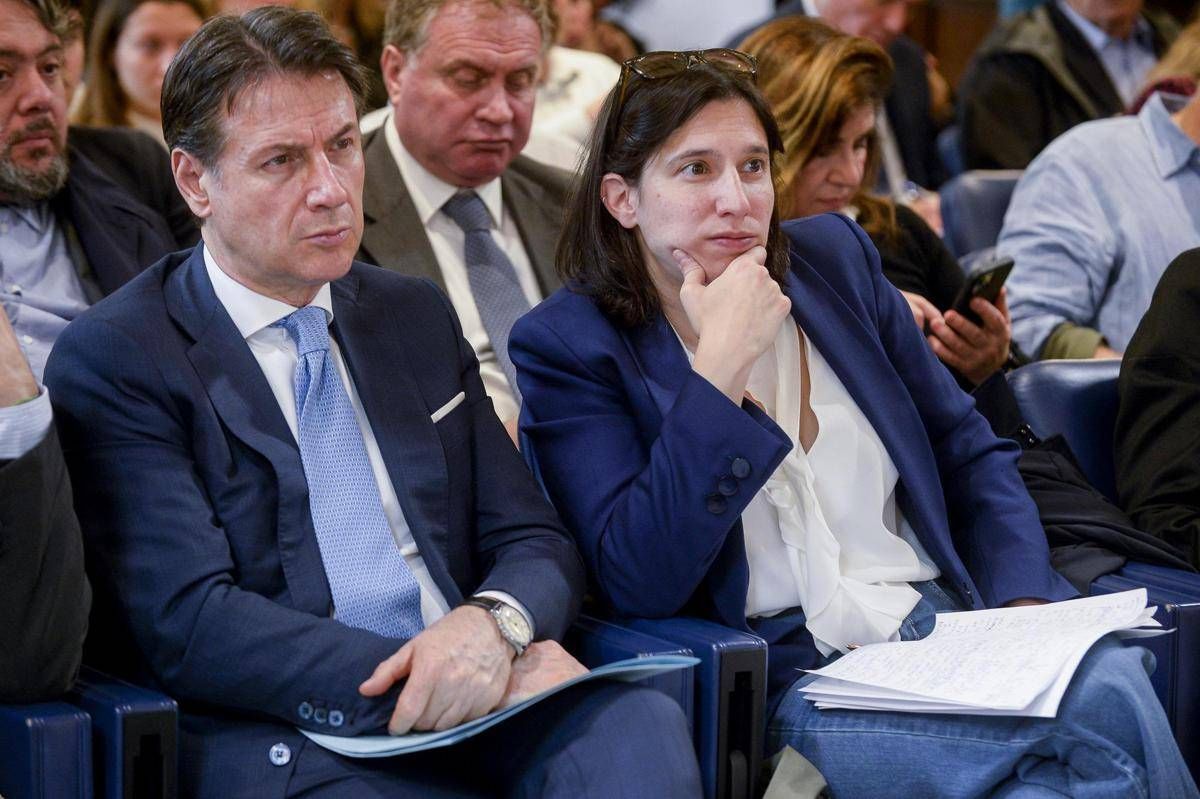 Conte: "M5S non firma programma con armi a Ucraina". Schlein: "Sostegno a Kiev"