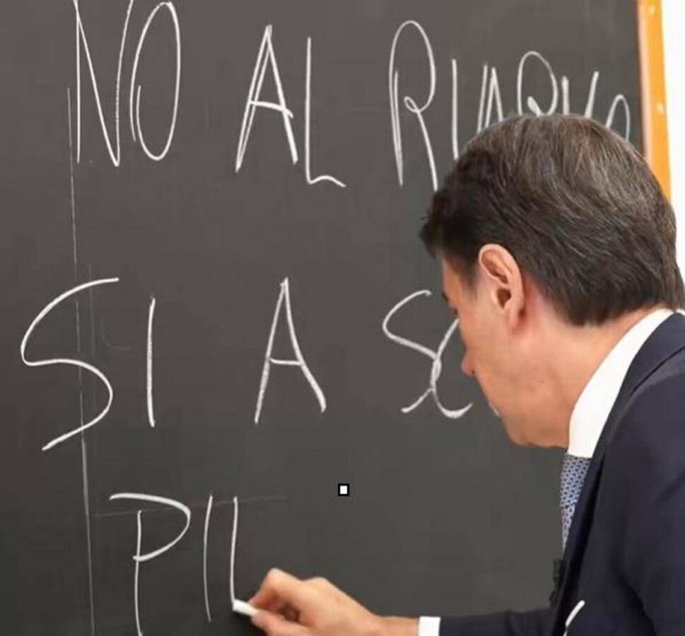 Conte a scuola, il messaggio contro il riarmo: c'è un errore alla lavagna