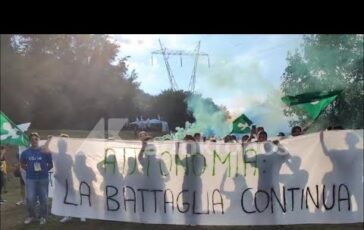 Cori sulla remigrazione e sfotto a Ranucci larrivo dei giovani della Lega a Pontida 364x230