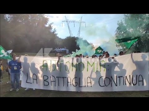 Cori sulla remigrazione e sfottò a Ranucci, l'arrivo dei giovani della Lega a Pontida