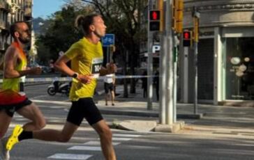 Corre una maratona. con le Crocs la follia dellatleta russo a Berlino 364x230