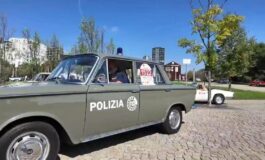 Da Legnano a Milano la sfilata di auto depoca con il numero 1522 per le donne vittime di violenza e stalking 265x160