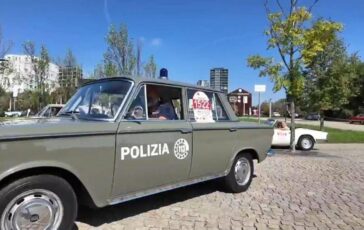 Da Legnano a Milano la sfilata di auto depoca con il numero 1522 per le donne vittime di violenza e stalking 364x230