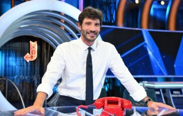De Martino torna con Affari Tuoi le novita dallo studio versatile a Tommasino 364x230