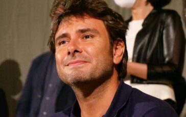 Di Battista sui social ringrazia Scanzi dopo il falso annuncio della morte Speriamo bene 364x230