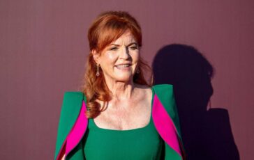 Dopo Harry e Meghan anche Sarah Ferguson torna a Londra rivelera la sua verita sul caso Epstein 364x230