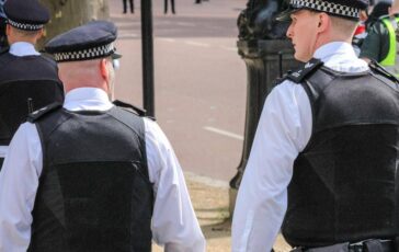 Dopo tentato stupro non viene espulso migrante arrestato per nuova violenza il caso in UK 364x230