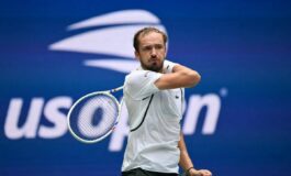 Due uccelli sulla rete e arbitro annulla il punto furia Medvedev a US Open 265x160