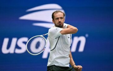 Due uccelli sulla rete e arbitro annulla il punto furia Medvedev a US Open 364x230