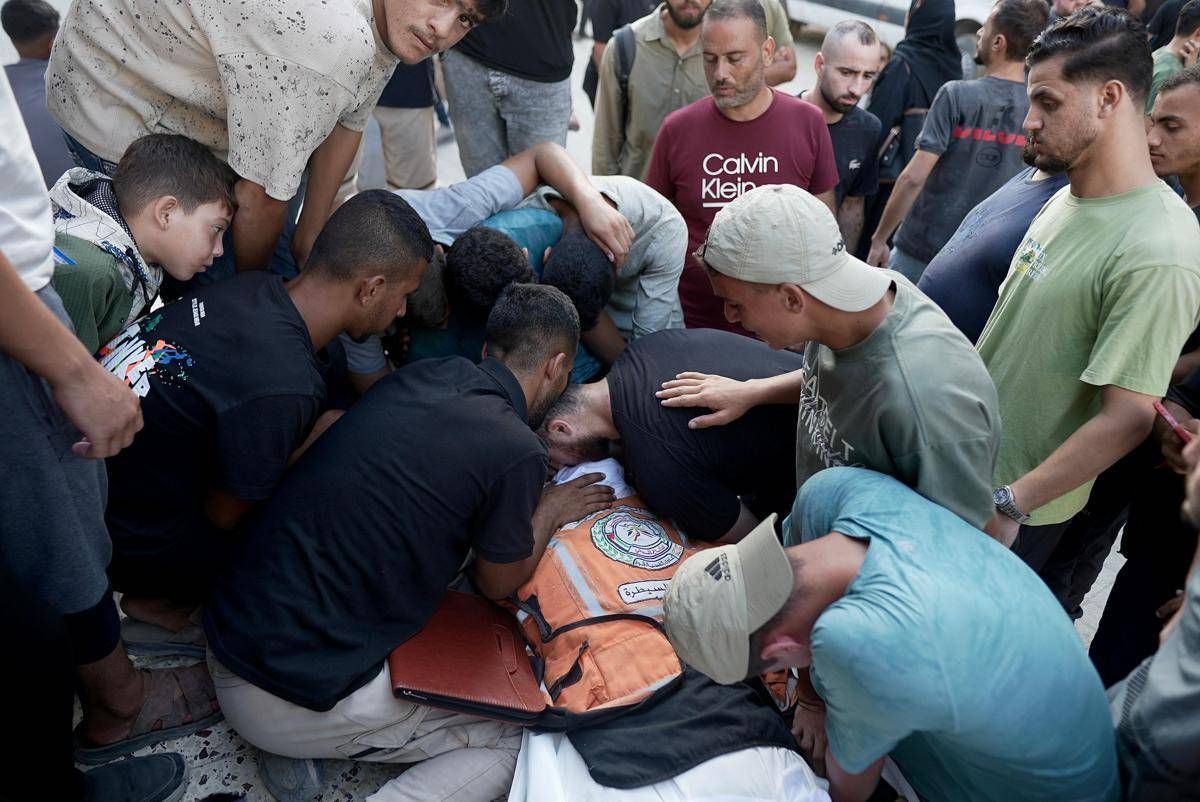 Edificio crolla nella notte a Gaza, almeno 11 morti: "50 bambini tra le 100 persone intrappolate, stavano dormendo"
