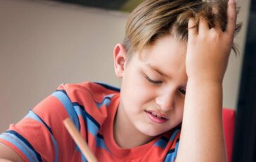 Emicrania un bambino su 10 ne soffre con effetti sul rendimento Farmaci ci sono ma solo per adulti 364x230