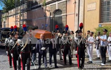 Emma Bonino camera ardente in Campidoglio lunga fila in piazza per ultimo saluto 364x230