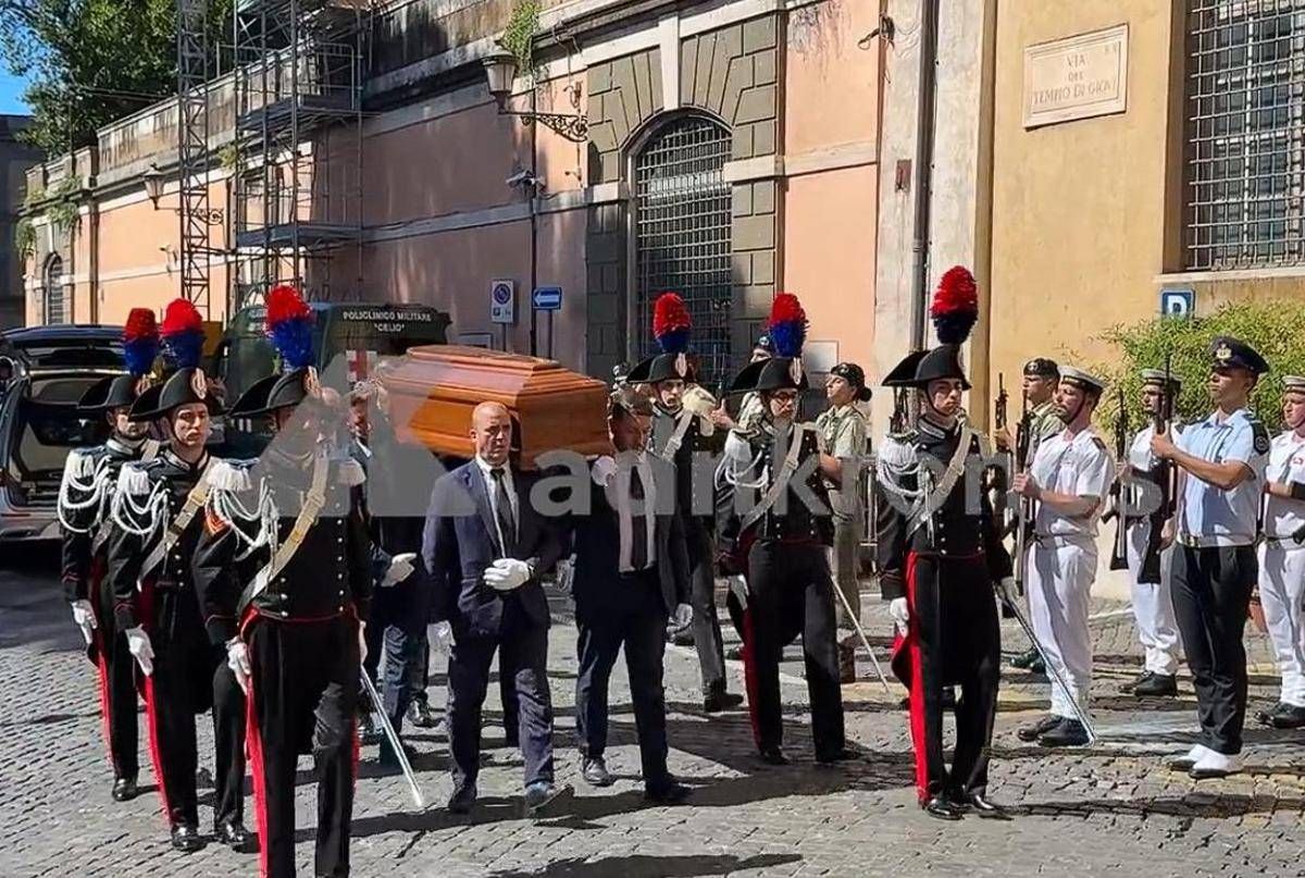 Emma Bonino, camera ardente in Campidoglio: lunga fila in piazza per ultimo saluto