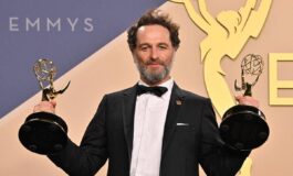 Emmy 2026 14 premi a Widows Bay. Matthew Rhys e Jean Smart scrivono la storia 265x160