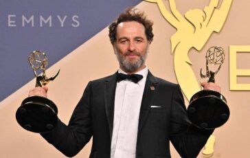 Emmy 2026 14 premi a Widows Bay. Matthew Rhys e Jean Smart scrivono la storia 364x230