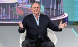 Errore a La Ruota della Fortuna Gerry Scotti richiama due concorrenti in studio e chiede scusa 265x160
