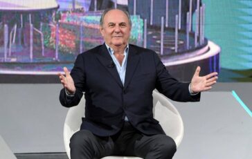 Errore a La Ruota della Fortuna Gerry Scotti richiama due concorrenti in studio e chiede scusa 364x230