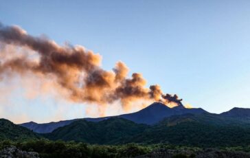 Eruzione Etna voli sospesi fino alle 14.30 allaeroporto di Catania 364x230