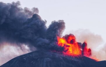 Etna in eruzione nube di cenere alta 4 chilometri allerta per il traffico aereo 364x230