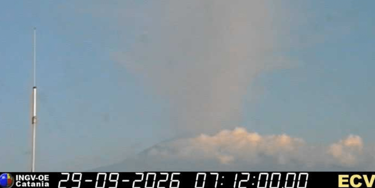 Etna, nube eruttiva alta 4 chilometri: voli sospesi fino alle 15 all'aeroporto di Catania