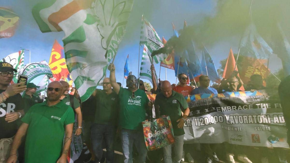 Ex Ilva Taranto, sciopero e blocco delle strade: "Servono misure straordinarie"