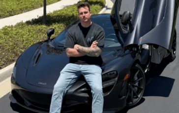 Finisce con la sua McLaren contro un albero e lauto prende fuoco morto a 27 anni linfluencer James Wehr 364x230