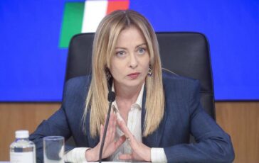 Forum Cernobbio il sondaggio promuove il governo Meloni e boccia lopposizione 364x230