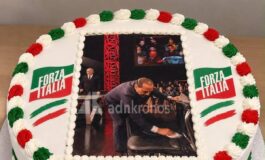Forza Italia a Napoli ricorda il compleanno di Berlusconi spunta la torta per il 29 settembre con il Cav che pulisce la sedia di Travaglio 265x160