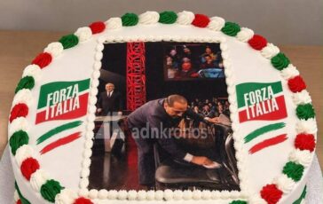 Forza Italia a Napoli ricorda il compleanno di Berlusconi spunta la torta per il 29 settembre con il Cav che pulisce la sedia di Travaglio 364x230