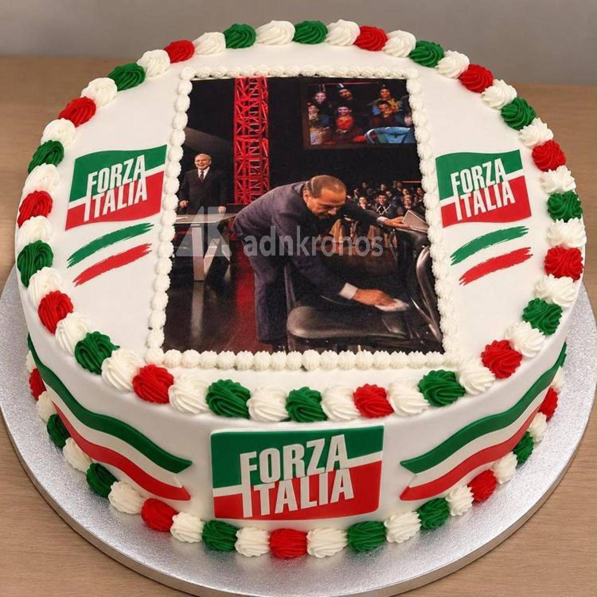 Forza Italia a Napoli ricorda il compleanno di Berlusconi, spunta la torta per il 29 settembre con il Cav che 'pulisce' la sedia di Travaglio