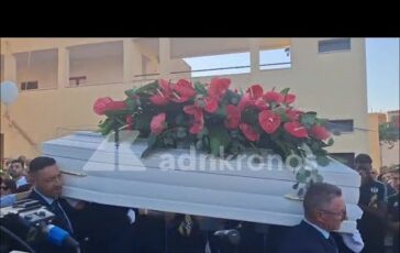 Funerali Lorena Isceri luscita del feretro tra applausi e palloncini in cielo Video 364x230