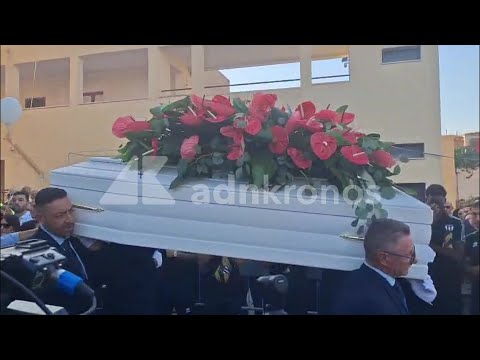 Funerali Lorena Isceri, l'uscita del feretro tra applausi e palloncini in cielo - Video