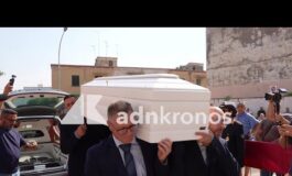 Funerali Lorena Isceri salma arrivata a Squinzano. La commozione dei familiari 265x160