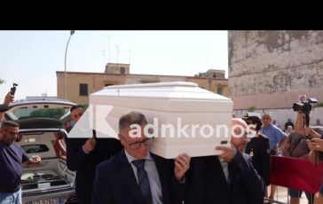 Funerali Lorena Isceri salma arrivata a Squinzano. La commozione dei familiari 364x230