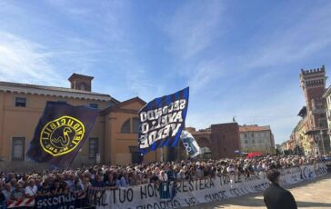 Funerali Mazzola a Milano arrivati calciatori dirigenti e tifosi per lultimo saluto alla leggenda dellInter 364x230