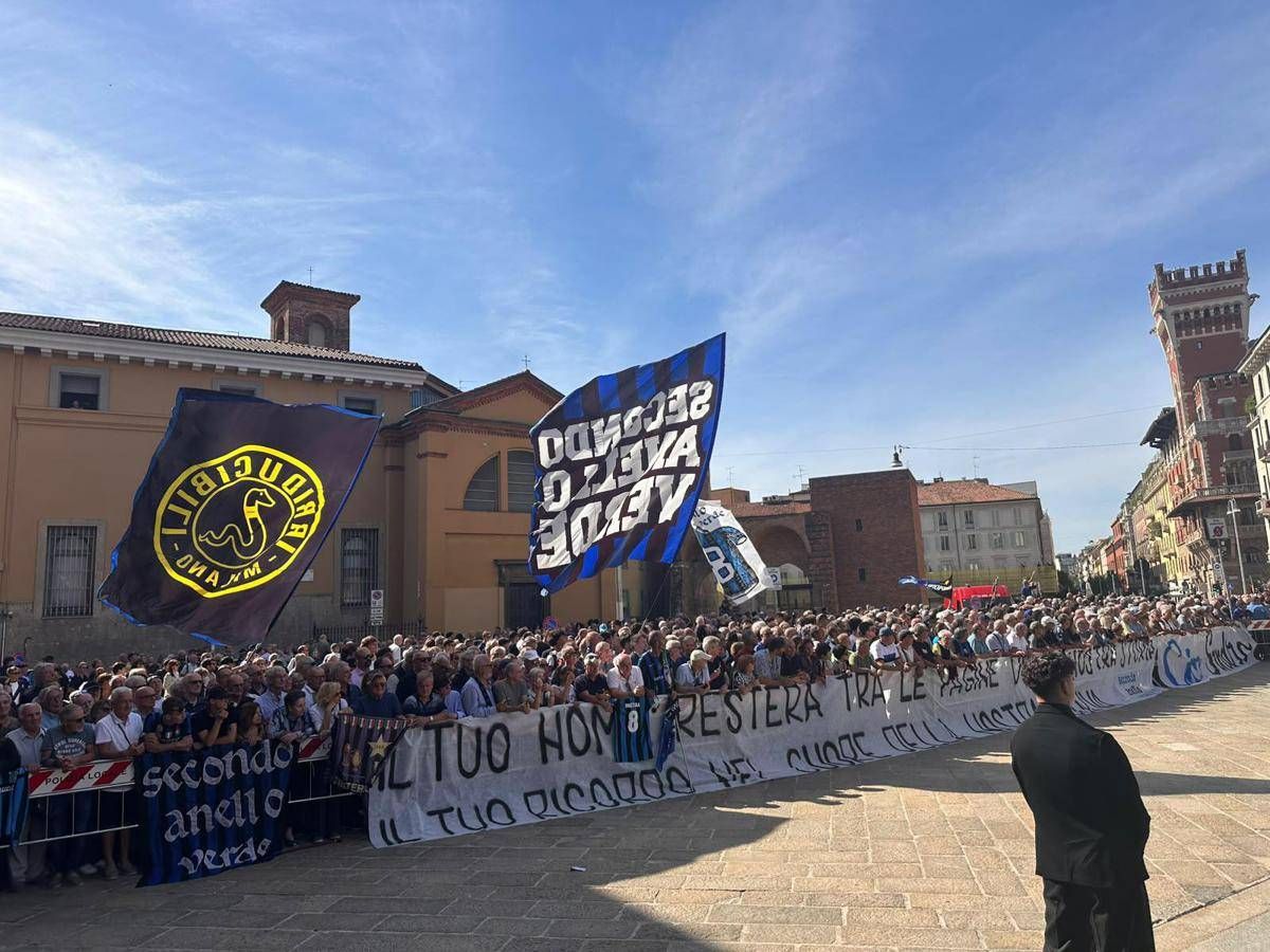Funerali Mazzola a Milano: arrivati calciatori, dirigenti e tifosi per l'ultimo saluto alla leggenda dell'Inter
