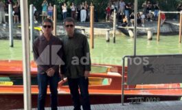 Gallagher a sorpresa al Lido boato dei fan a Venezia 265x160