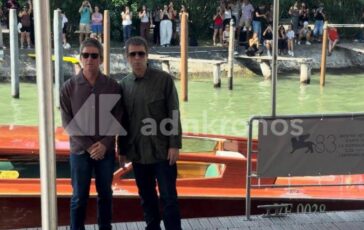 Gallagher a sorpresa al Lido boato dei fan a Venezia 364x230
