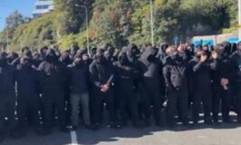 Gb centinaia di manifestanti incappucciati bloccano Dover Fermate le barche dei migranti 265x160
