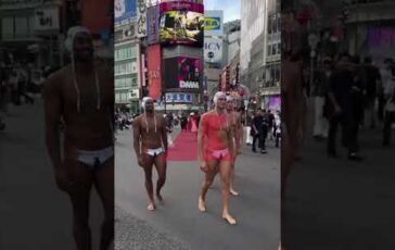 Gli atleti della Pro Recco sfilano per le strade di Tokyo in costume e calottina 364x230