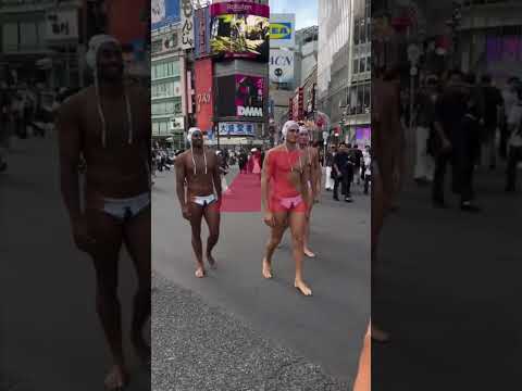 Gli atleti della Pro Recco sfilano per le strade di Tokyo in costume e calottina