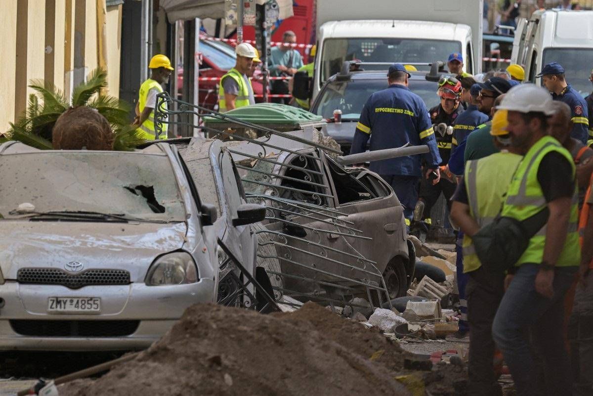 Grecia, crolla palazzina ad Atene: 6 dispersi tra cui 4 turisti