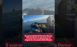 Il suprematista britannico Danny Tommo buca un gommone di migranti nel canale della Manica 265x160