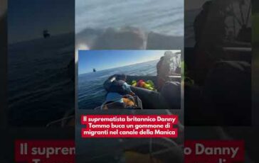 Il suprematista britannico Danny Tommo buca un gommone di migranti nel canale della Manica 364x230