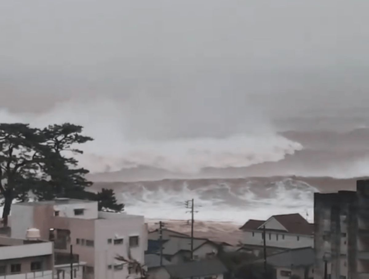 In Giappone il tifone Dujuan fa 4 morti poi si allontana dalla costa orientale: quasi due milioni di evacuati e 6 dispersi