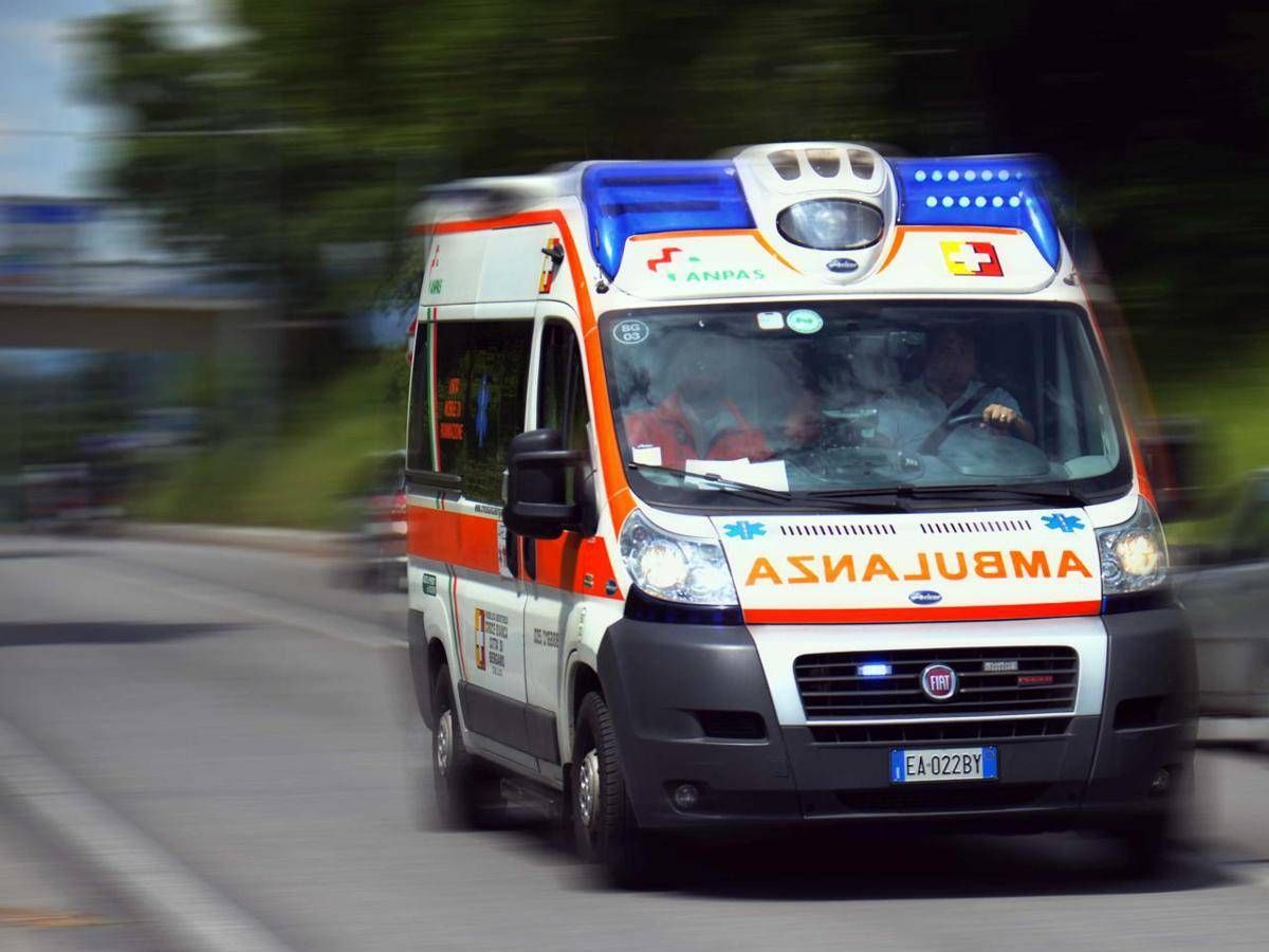 Incidente al Rally 1000 Miglia, auto esce di strada: spettatore travolto e ucciso