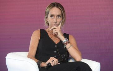 Incidente per Arianna Meloni polso rotto in vacanza le foto con il gesso 364x230