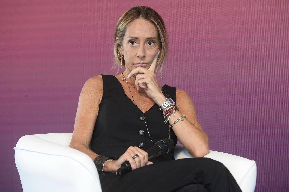 Incidente per Arianna Meloni, polso rotto in vacanza: le foto con il gesso