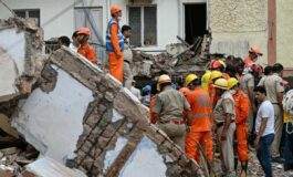 India 6 morti in crollo edificio a Nuova Delhi si continua a scavare tra le macerie 265x160
