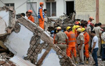 India 6 morti in crollo edificio a Nuova Delhi si continua a scavare tra le macerie 364x230